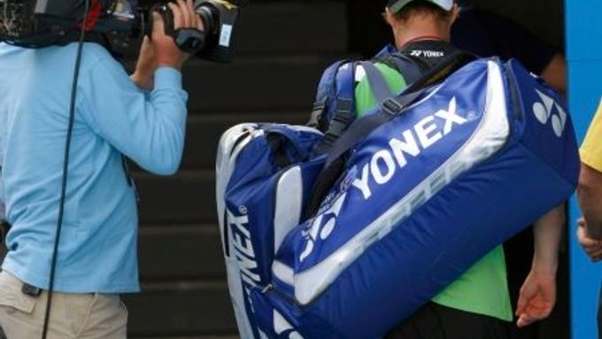 Lleyton Hewitt odchází do šatny po vyřazení v prvním kole Australian Open.