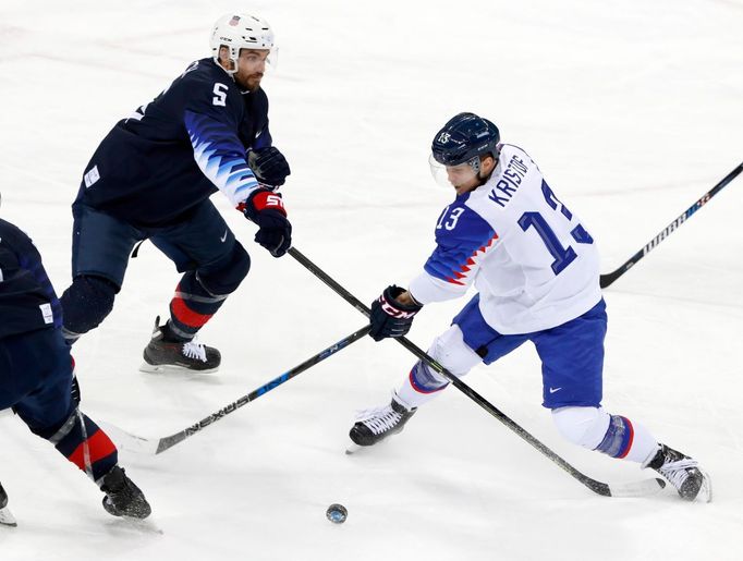 Michal Krištof (12) a Noah Welch v zápase Slovensko - USA na ZOH 2018