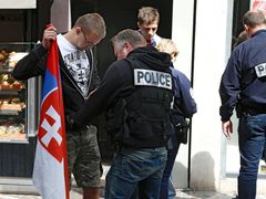 Francouzská policie prohlédává slovenského fanouška v Lille