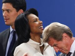 Šéfové diplomacií v Bruselu: Brit David Miliband, Condoleezza Riceová z USA a Francouz Bernard Kouchner.