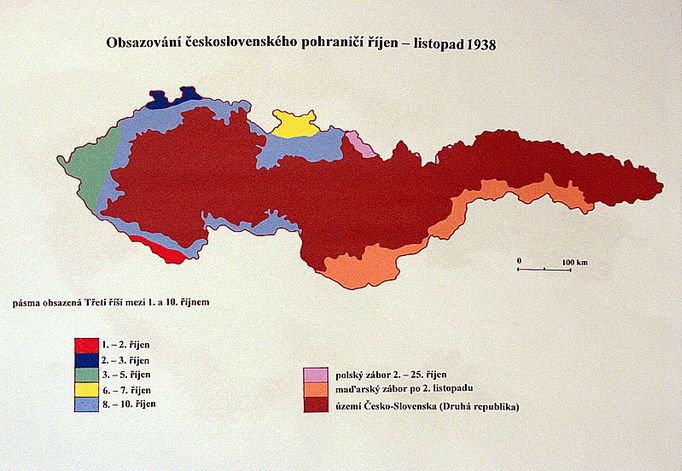 Československo přišlo o třicet procent území. Mimo republiku se octlo kromě 2 879 000 Němců i 1 250 000 Čechů, Slováků a Rusínů. Československo se stalo druhým nejužším státem světa hned po Chile.