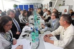 John by měl výboru představit kandidáta na šéfa policie