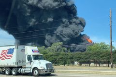V americkém městě Rockton hoří chemička. Úřady evakuují okolí, požár může trvat i dny