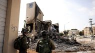Izraelští vojáci před zničenou policejní stanicí ve Sderotu.