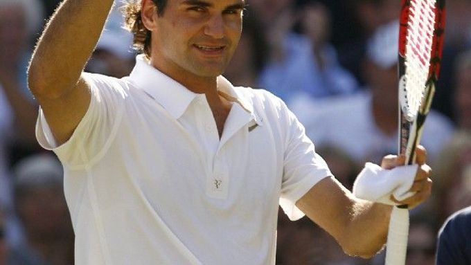 Roger Federer zdraví diváky po svém vítězném čtvrtfinále proti Mario Ančičovi.