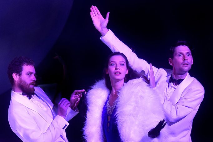 Zleva jsou Martin Dědoch, Sára Erlebachová jako Lída Baarová a Vít Roleček.