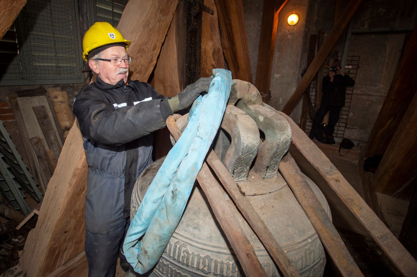 Snesení zvonů z bývalé Jezuitské koleje, Kutná Hora, zvony