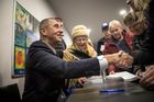 Pan Babiš nepotřebuje peníze a je spravedlivý, hájí šéfa ANO jeho oddané voličky