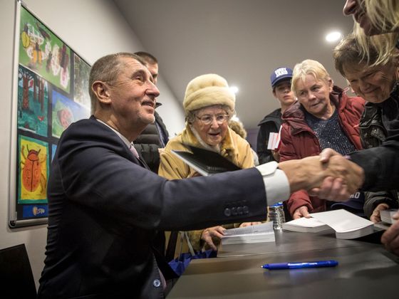 Andrej Babiš se po mítinku v Kladně podepisoval svým voličům a voličkám.