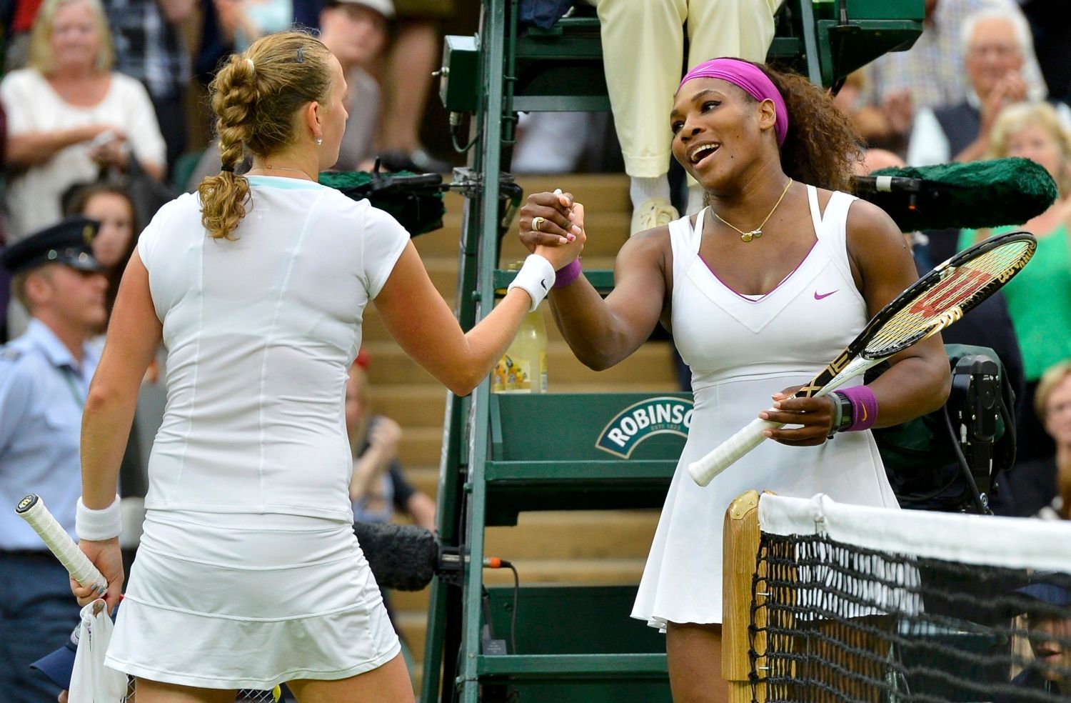 Česká tenistka Petra Kvitová a Američanka Serena Williamsová se loučí po čtvrtfinále Wimbledonu 2012.
