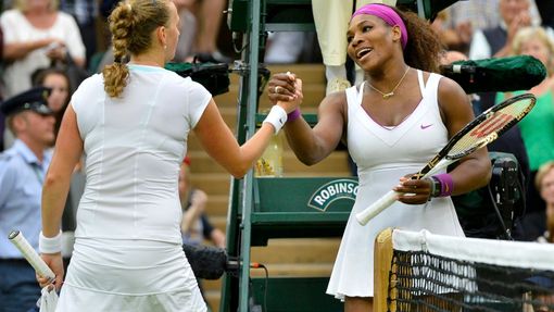 tenistka Petra Kvitová a Američanka Serena Williamsová se loučí po čtvrtfinále Wimbledonu 2012.