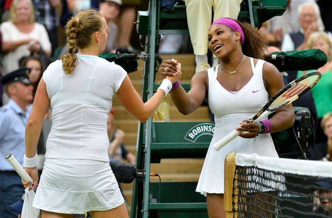 tenistka Petra Kvitová a Američanka Serena Williamsová se loučí po čtvrtfinále Wimbledonu 2012.