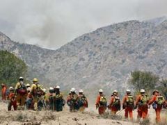 Hasiči bojují s ohněm v kalifornském údolí Morongo.