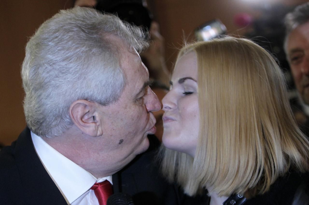 Miloš Zeman líbá dceru Kateřinu