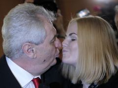 Vítězný polibek. Nový prezident má svou dceru Kateřinu viditelně rád. A ona jeho také. 