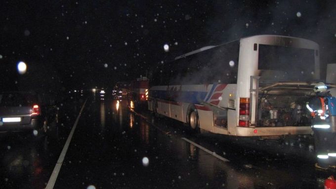 Požár se podařilo uhasit až přivolaným hasičům