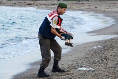 Nad fotkou mrtvého hocha v moři: Jak zastavíme tuto válku