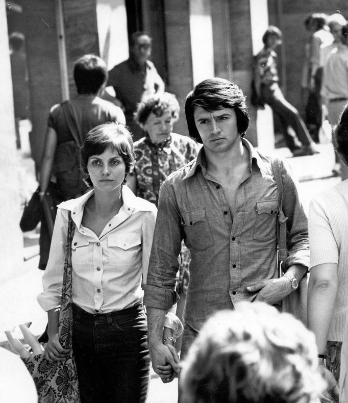 Vlastimil Harapes jako student Petr a Marta Vančurová ve filmu Den pro mou lásku z roku 1976.