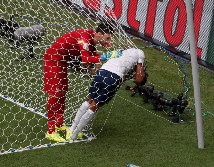 MS 2014, Francie-Nigérie: Hugo Lloris  a zraněný Raphael Varane