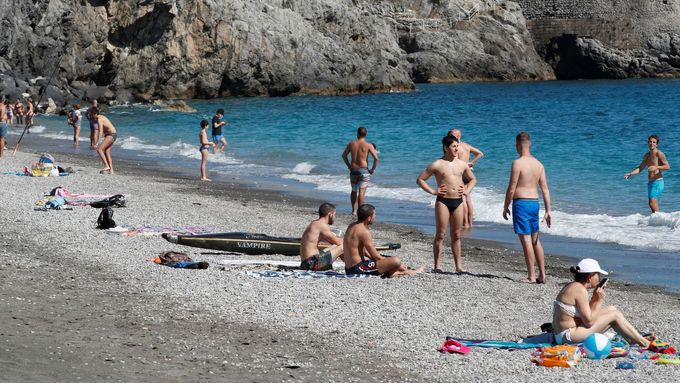 Lidé na pláži v italském Minor v době koronaviru