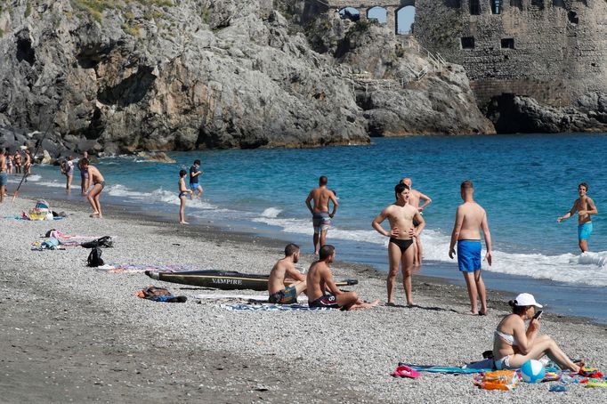 Lidé na pláži v italském Minor v době koronaviru