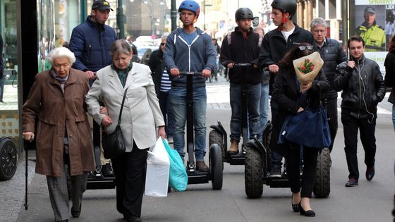 Foto: Chodče, do Prahy nelez. Metropole nemá žádnou vizi pro pěší, chodit není v módě