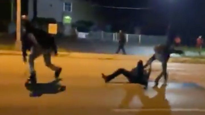 Mladíkovi, který ve Wisconsinu zastřelil dva lidi, hrozí doživotí. Protesty slábnou