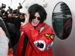 Michael Jackson na letišti v Hamburku, leden 2006.