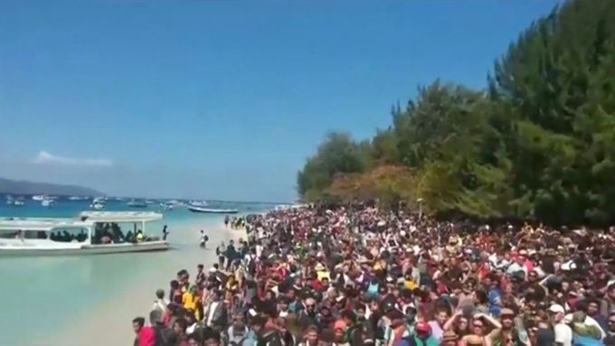 Z indonéských ostrovů záchranáři evakuovali tisíce turistů. Následky zemětřesení jsou katastrofické