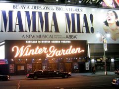Muzikál Mamma Mia! měl premiéru v Londýně.