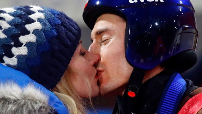 Kamil Stoch líbá manželku Ewu po závodě na velkém můstku na ZOH 2018