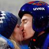 Kamil Stoch líbá manželku Ewu po závodě na velkém můstku na ZOH 2018