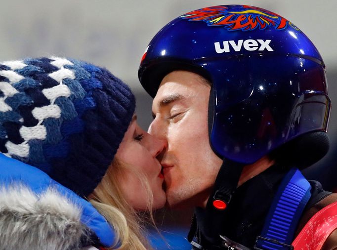 Kamil Stoch líbá manželku Ewu po závodě na velkém můstku na ZOH 2018