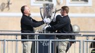 Trofej našla místo na tribuně mezi oběma týmy.