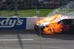 VIDEO Drama na kapesním oválu, vůz NASCAR obalily plameny