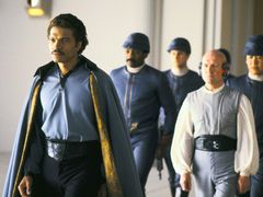 Vlevo je Billy Dee Williams jako Lando Calrissian v páté epizodě Hvězdných válek z roku 1980.