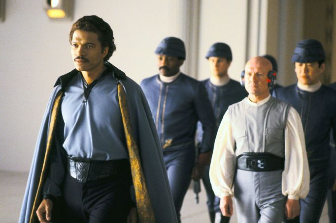 Vlevo je Billy Dee Williams jako Lando Calrissian v páté epizodě Hvězdných válek z roku 1980.