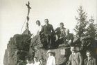 Českoslovenští výletníci na vrchu Křemešník na Českomoravské vrchovině v roce 1924.
