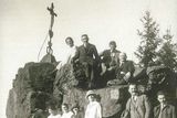 Českoslovenští výletníci na vrchu Křemešník na Českomoravské vrchovině v roce 1924.