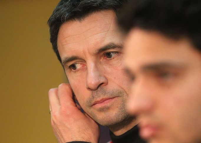 Fotbalový trenér Lyonu Rémi Garde na tiskové konferenci před utkáním Evropské ligy 2012/13 se Spartou Praha.