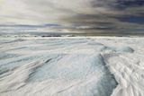 Led, sníh a oblaka na horizontu asi 70 km severně od Ilulissatu.