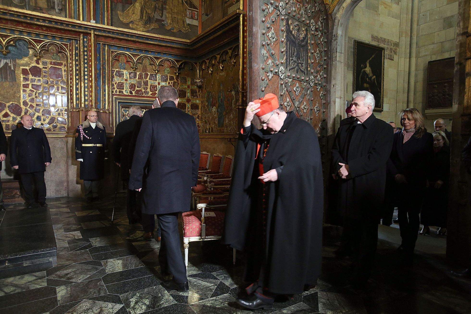 Vyjímání korunovačních klenotů ve Svatováclavské kapli