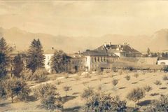 Dělníci našli v areálu psychiatrické léčebny stovky těl