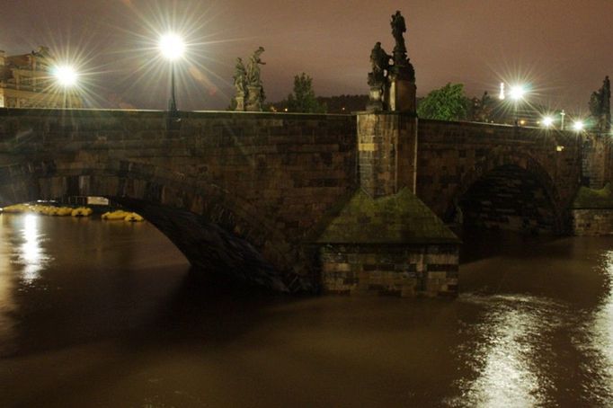 Noční Karlův most. Nebýt tolik vody, vypadalo by to tu nádherně romanticky...