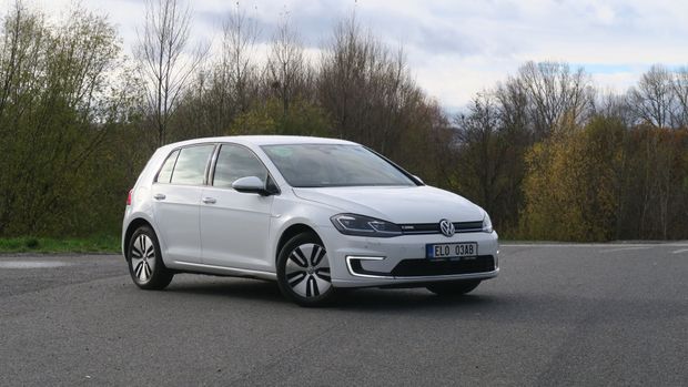 Elektro za tři sta tisíc. Ojetý Volkswagen e-Golf nedojede daleko, co spolehlivost?