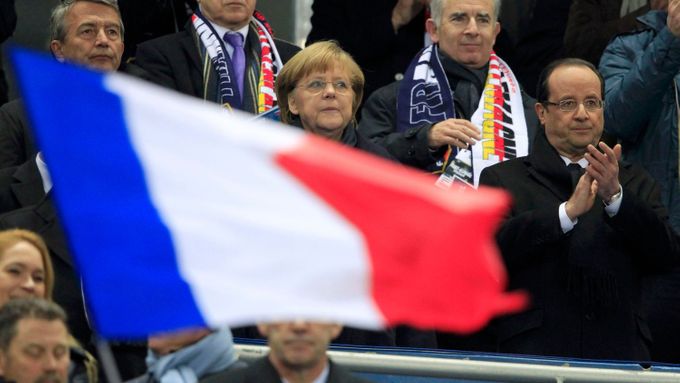 Německá kancléřka Angela Merkelová (uprostřed) i francouzský prezident Francois Hollande (vpravo) si na Stade de France při souboji svých reprezentací užili svoje chvilky radosti.