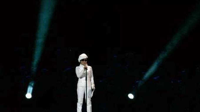 Yoko Ono na zahájení olympiády v Turíně