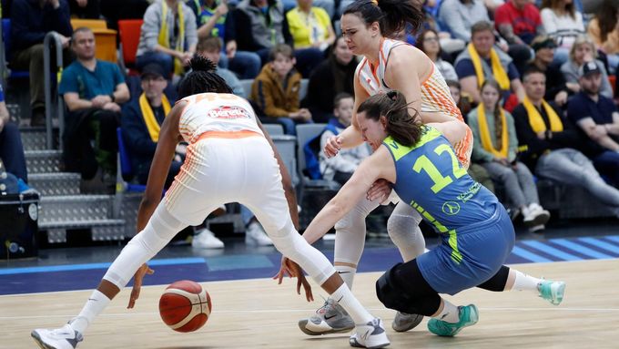 Basketbalistka USKA Praha Tereza Vyoralová (v modrém) v utkání proti Schiu