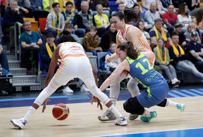 Basketbalistka USKA Praha Tereza Vyoralová (v modrém) v utkání proti Schiu