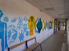 Dětské centrum připomíná školu, každá stěna je nějak pomalovaná nebo vyzdobená.